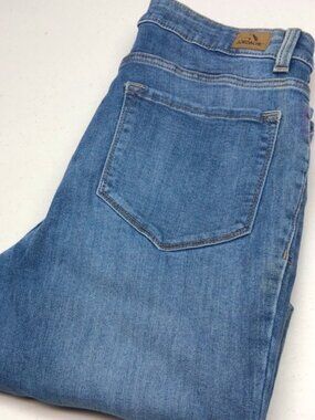 LIKE NEW JORDACHE BUTTONFLY CROP JEANS 8/28x29 😎
